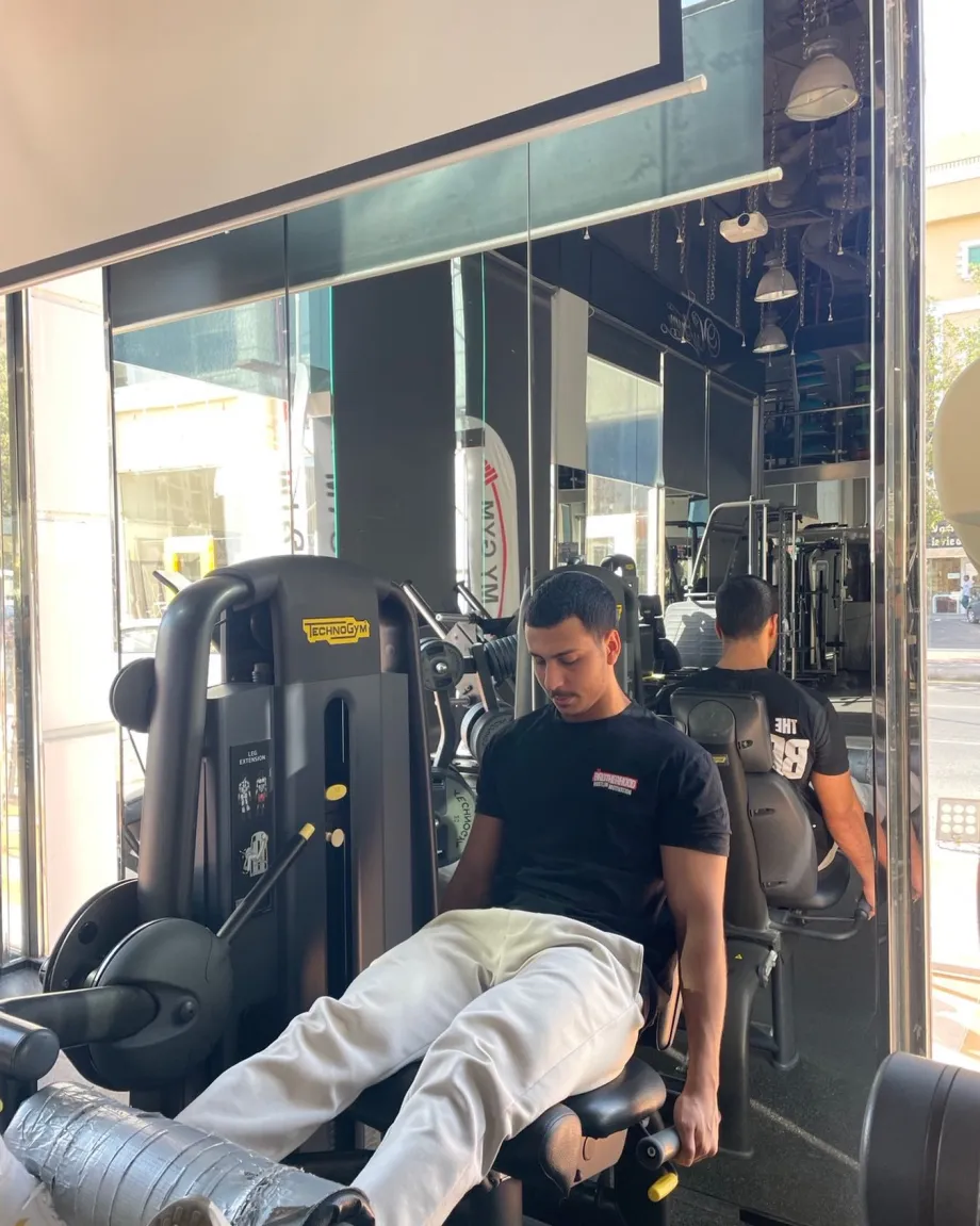 متدرب يستخدم جهازاً داخل مساحة My Gym