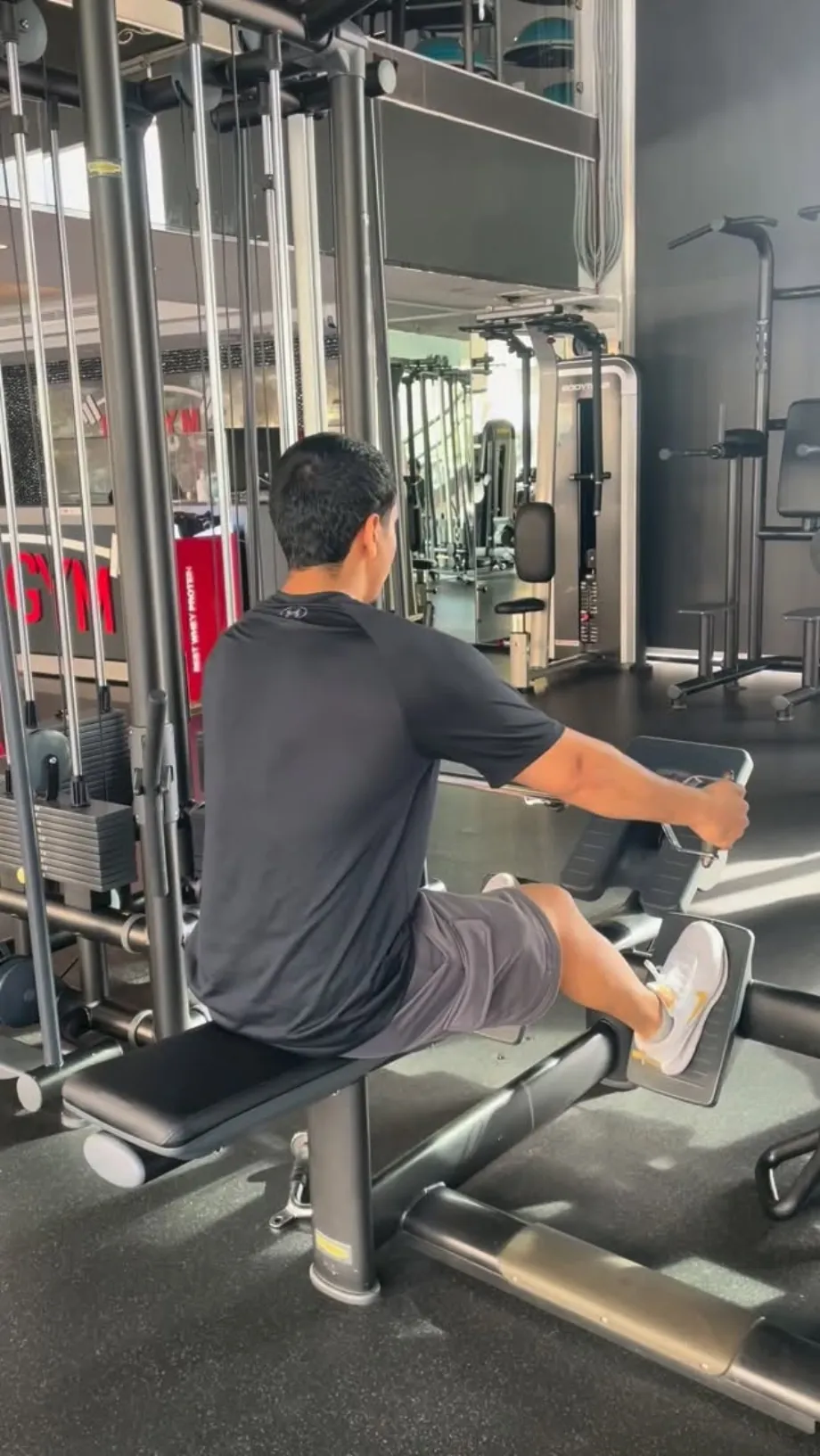 متدرب على جهاز بار مع ضوء النهار في My Gym